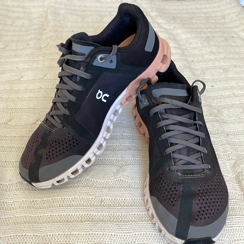 On Cloud Running Shoe Size 6